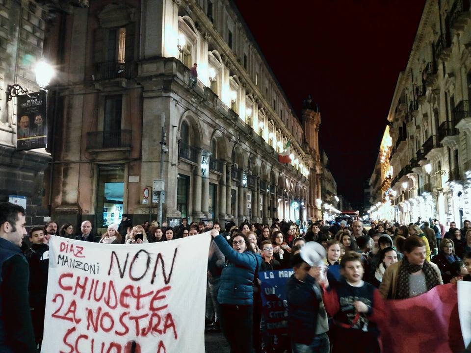 Catania, il quartiere a difesa della scuola