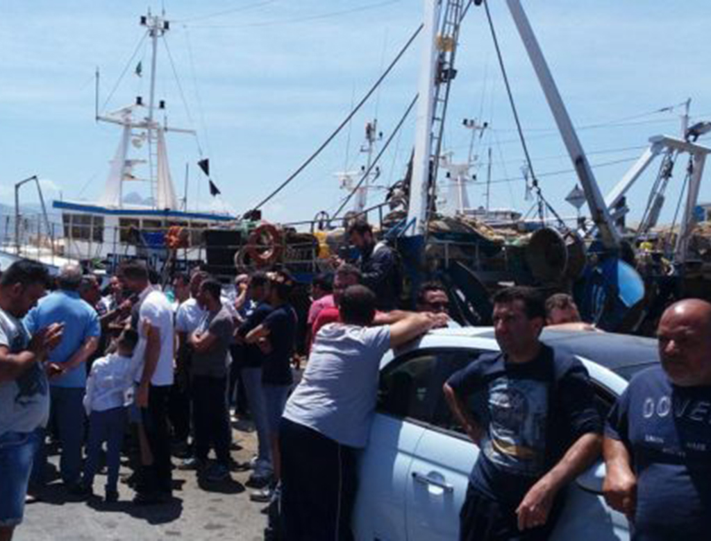 Chi attacca i pescatori siciliani