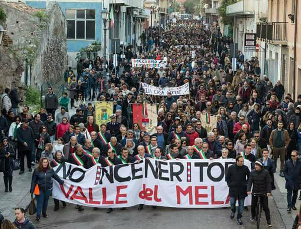 Da Milazzo diecimila voci: la Sicilia non si tocca, non siamo la pattumiera d’Italia.