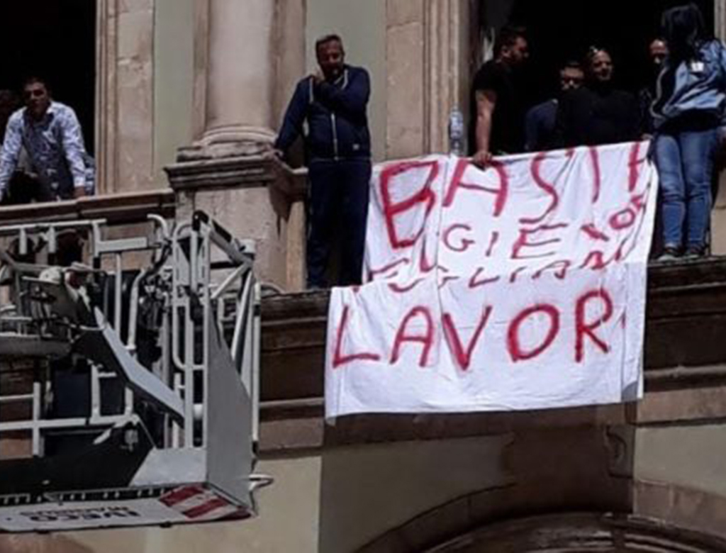 Lavoratori del bacino prefettizio occupano Palazzo degli Elefanti a Catania.