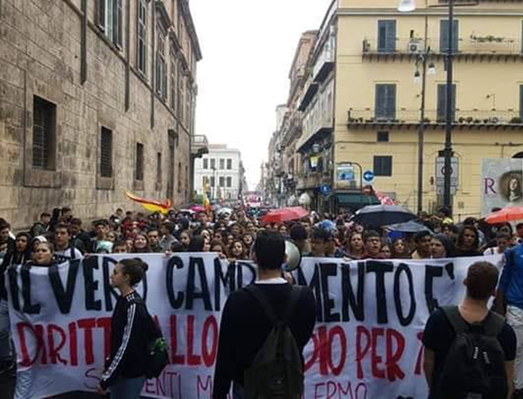 Palermo: migliaia di studenti in piazza.