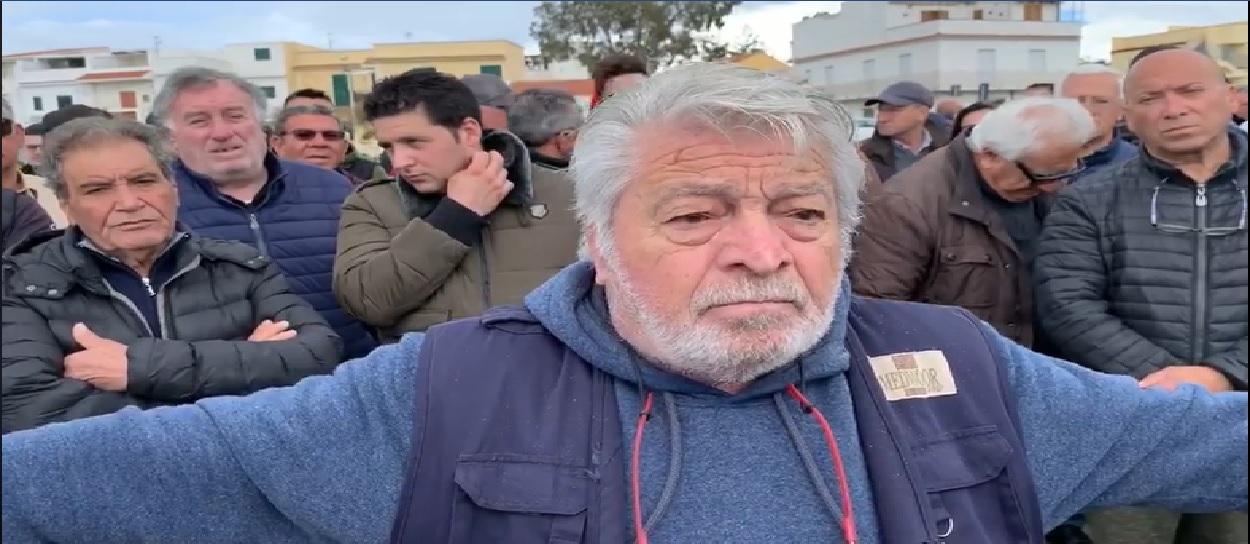 Messina, via le barche dalla spiaggia: pescatori sul piede di guerra