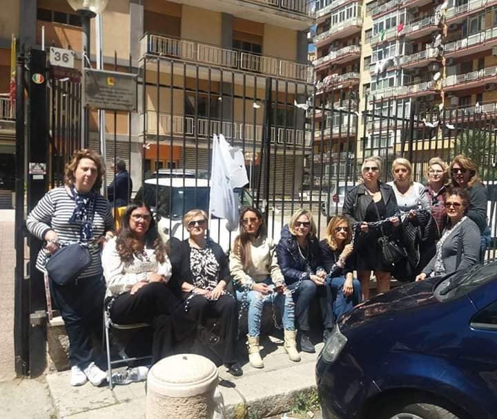 Palermo, Assessorato Regionale del Lavoro : “Ex sportelliste” si incatenano ai cancelli.