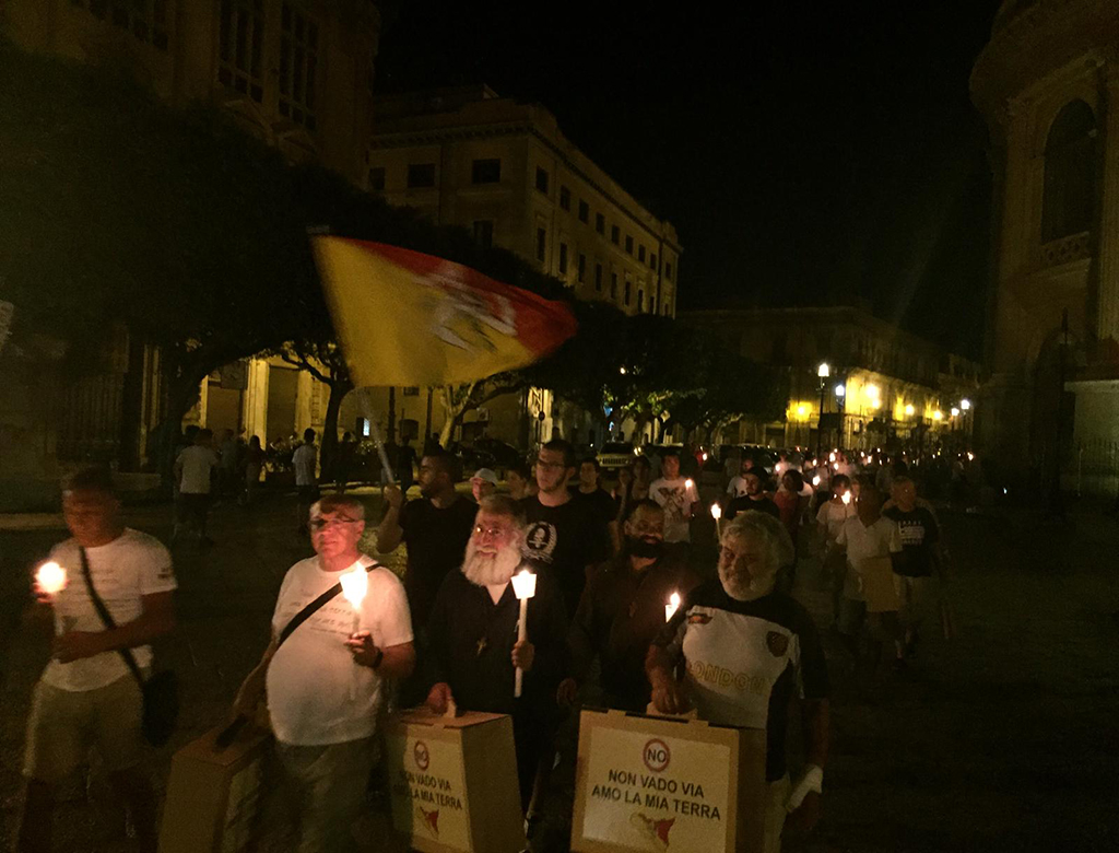 Fiaccolata irrompe nella movida palermitana.《Fermiamo l’emigrazione giovanile》