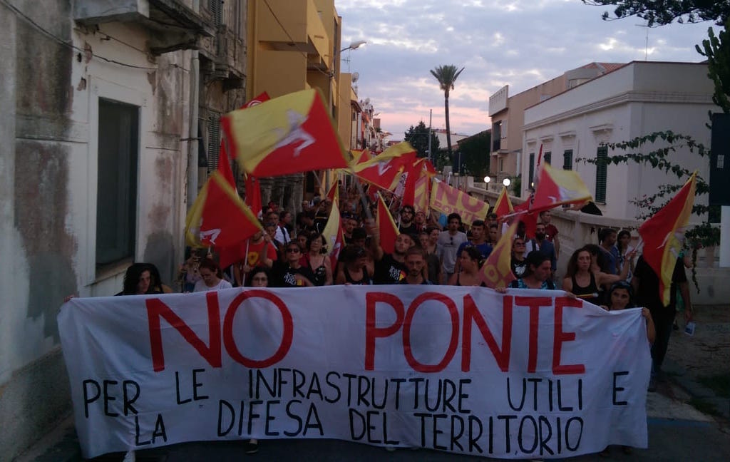 Messina, Corteo No Ponte: in centinaia a Torre Faro