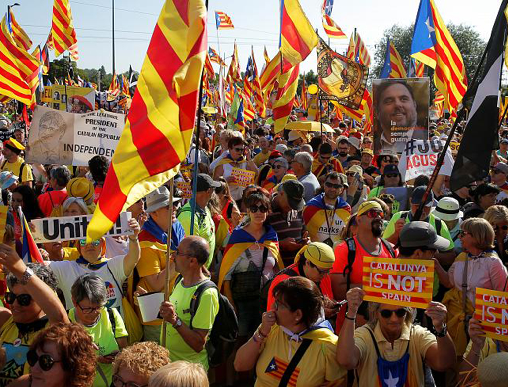 Migliaia di catalani a Strasburgo, a fianco di Puigdemont, Junqueras e Comin.