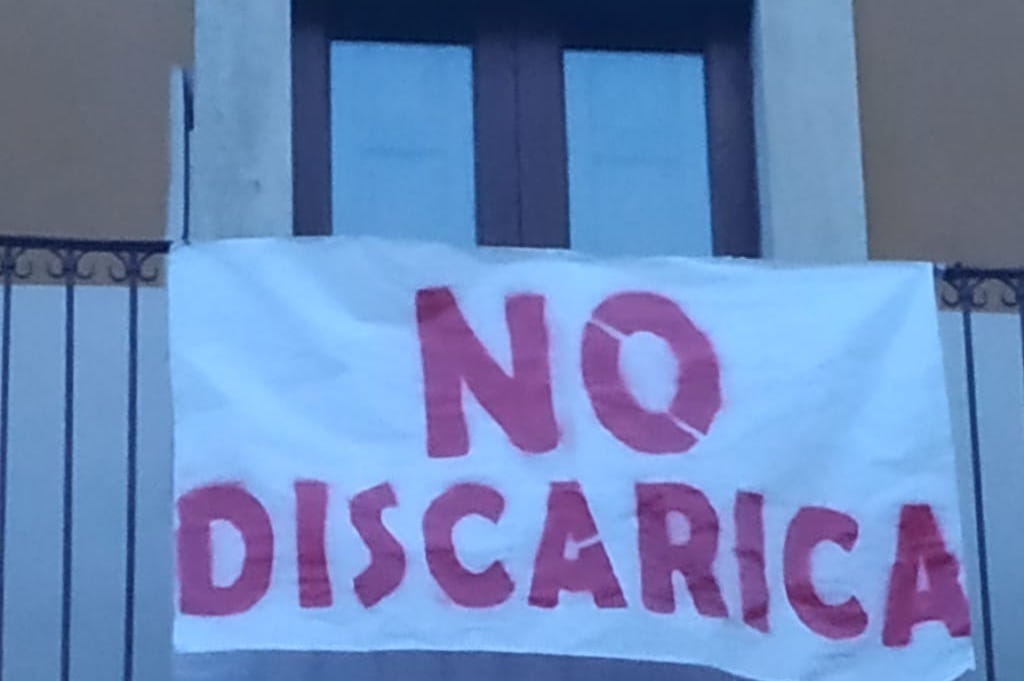 Approvata Aia discarica Motta S. Anastasia: striscioni di protesta sui balconi