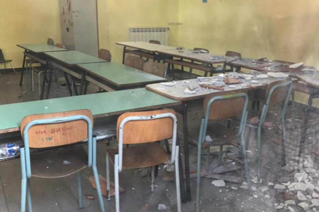 Crolla il tetto in una scuola del catanese. Tragedia scampata.