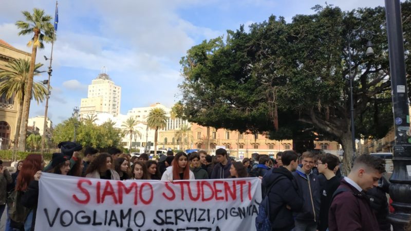 Palermo: studenti in presidio consegnano un dossier al Sindaco