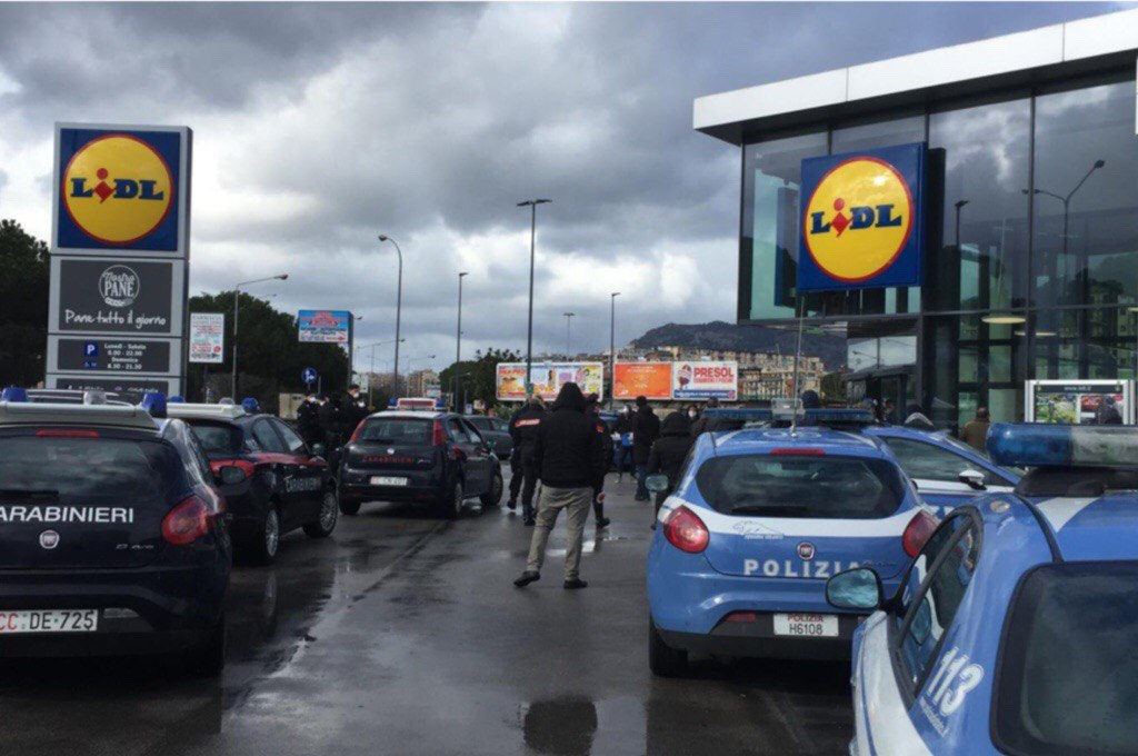 Palermo: momenti di tensione al Lidl, riempiono i carrelli e si rifiutano di pagare