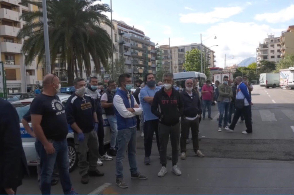 Palermo, continua la protesta dei mercatari: «Lavoro o 1000 € al mese»