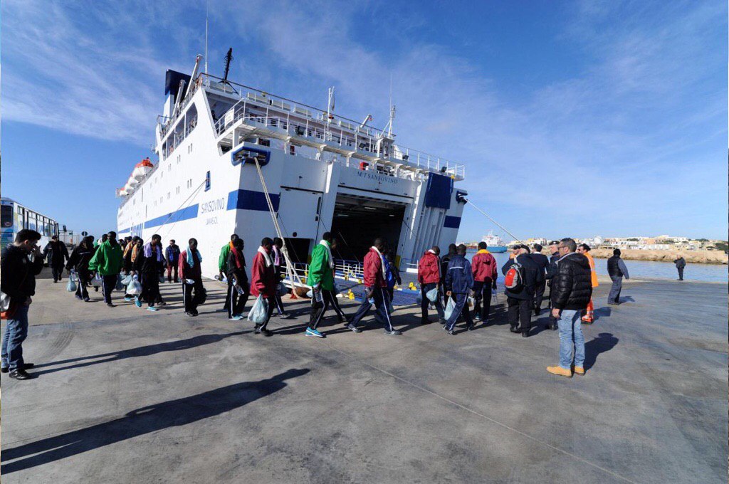 Emergenza migranti a Lampedusa: «chiudere l’hotspot e l’isola»