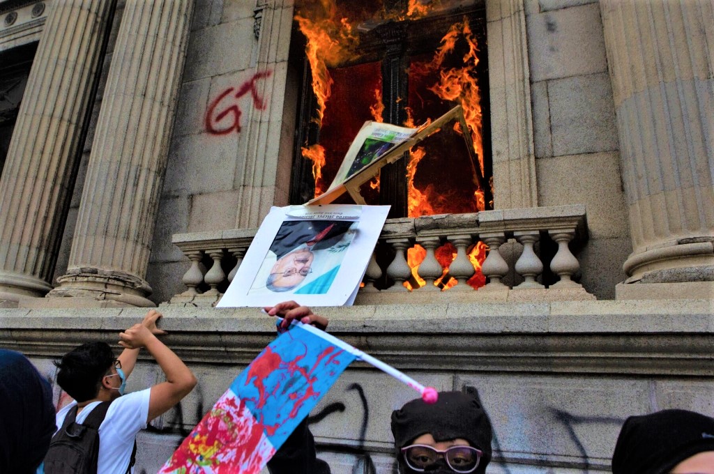 Guatemala: proteste per la legge di bilancio. Fuoco al Congresso