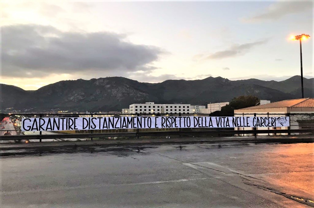 Rispetto della vita nelle carceri. Uno striscione al Pagliarelli