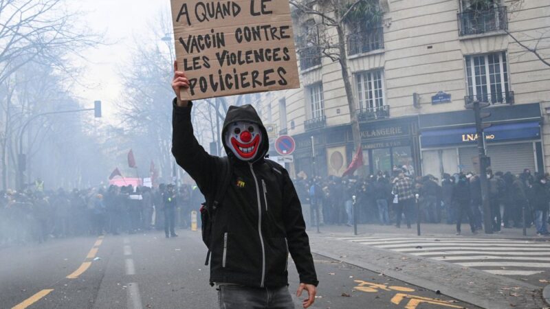 La Francia scende di nuovo in piazza contro la «sécurité globale»