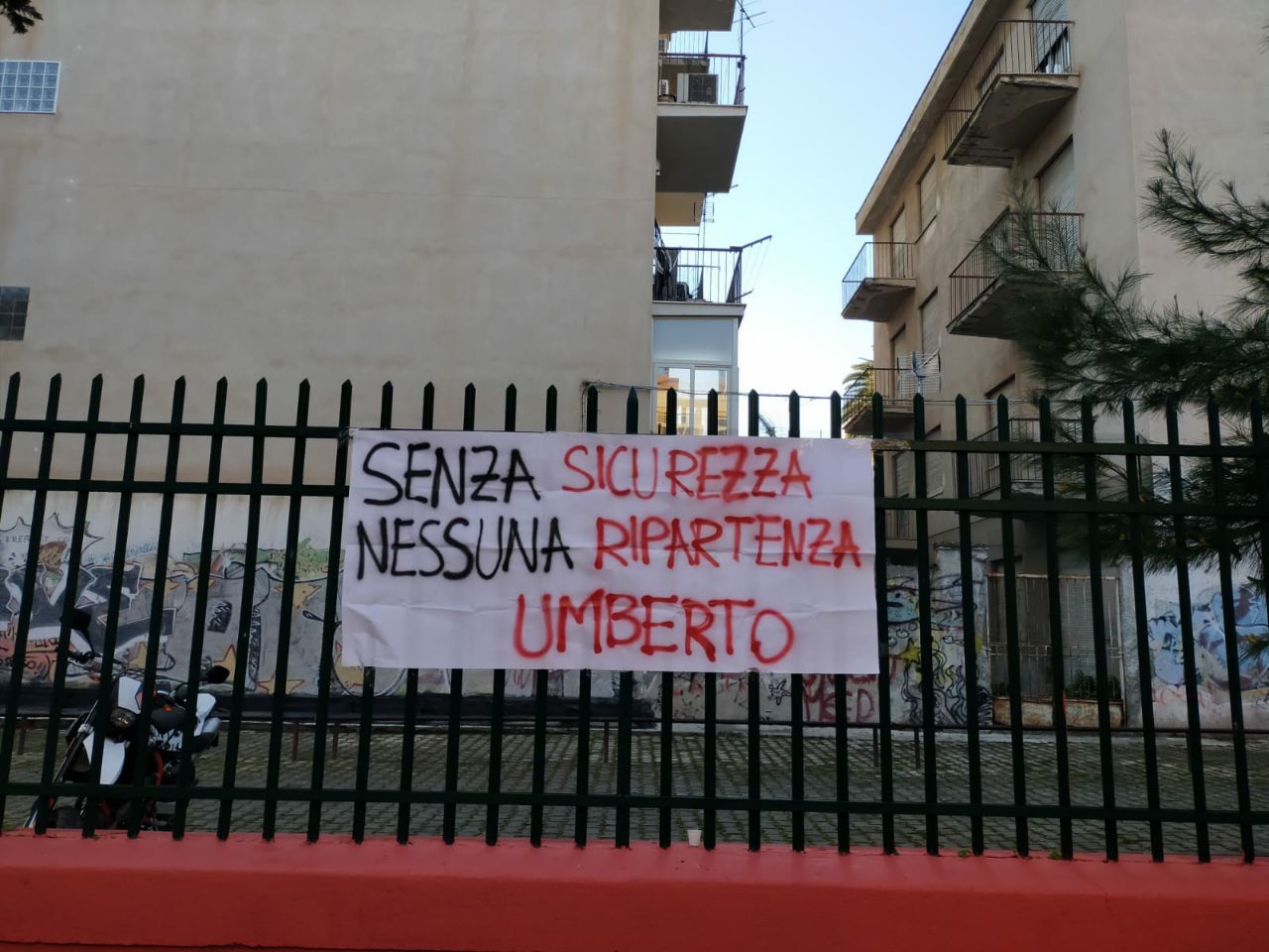 «Senza sicurezza nessuna ripartenza». Striscioni nelle scuole di Palermo