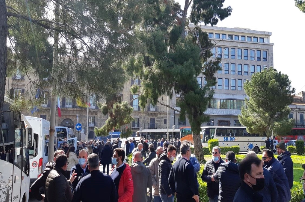 Palermo: in piazza conducenti di taxi e bus turistici