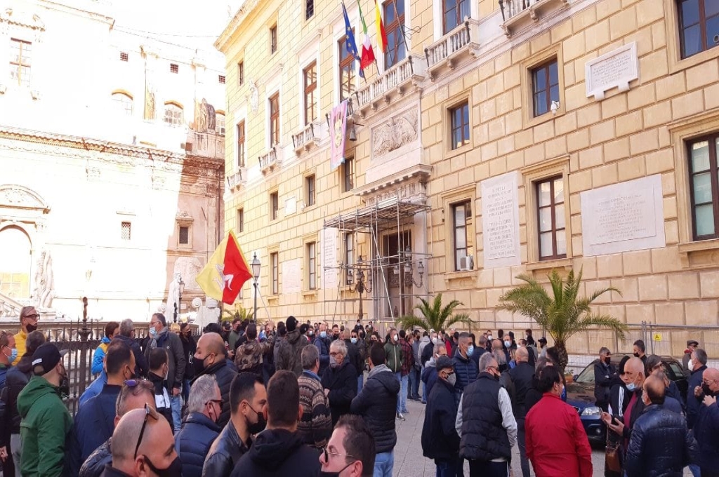 Mercati rionali: protesta degli ambulanti sotto il Comune di Palermo