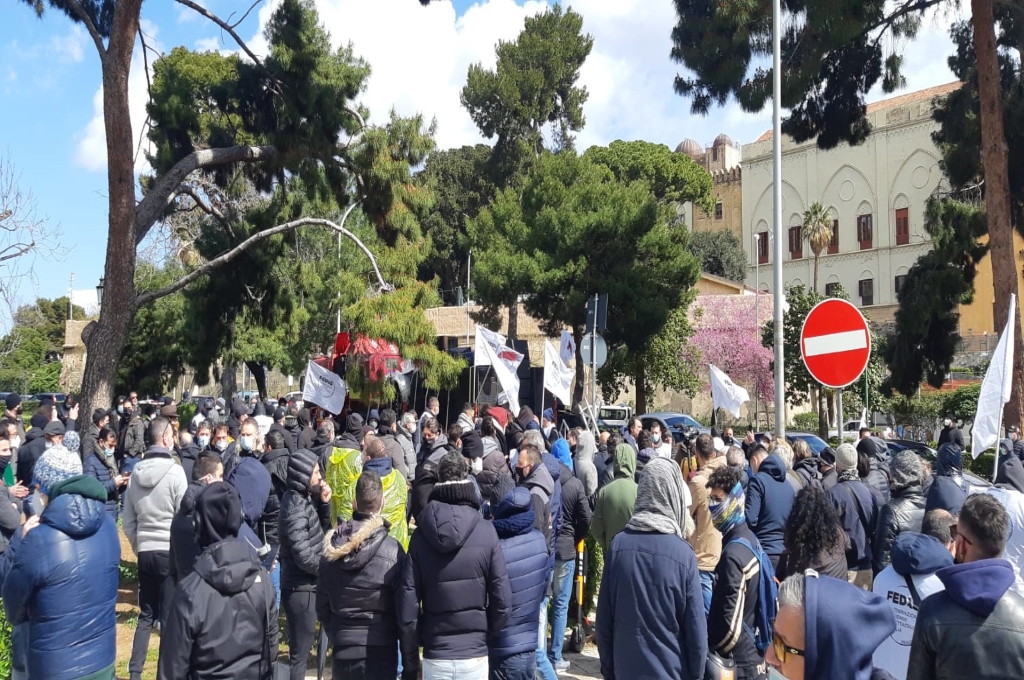 Operatori dello spettacolo in piazza: «un anno senza lavoro»