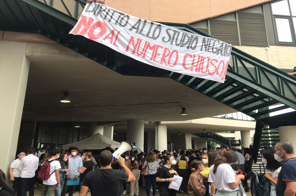 Palermo: la protesta degli studenti contro il numero chiuso durante i test di medicina