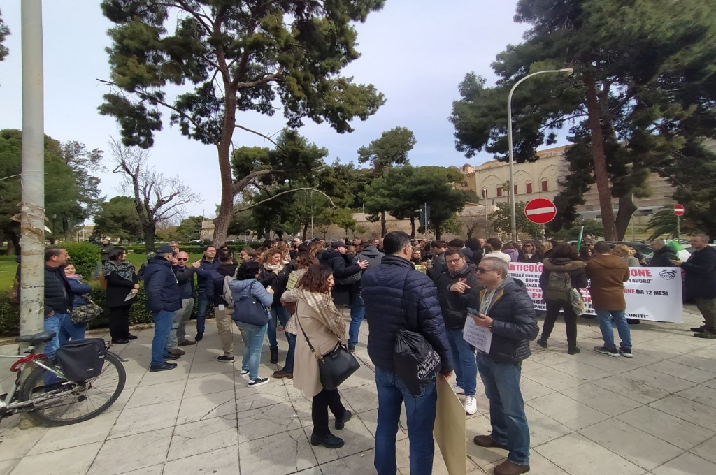 I lavoratori Almaviva tornano in piazza a protestare per il posto di lavoro