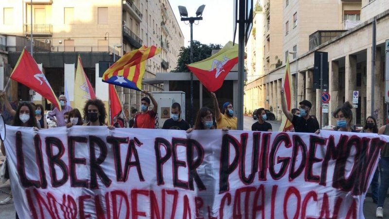 Palermo, manifestazione di solidarietà a Puigdemont sotto il consolato spagnolo