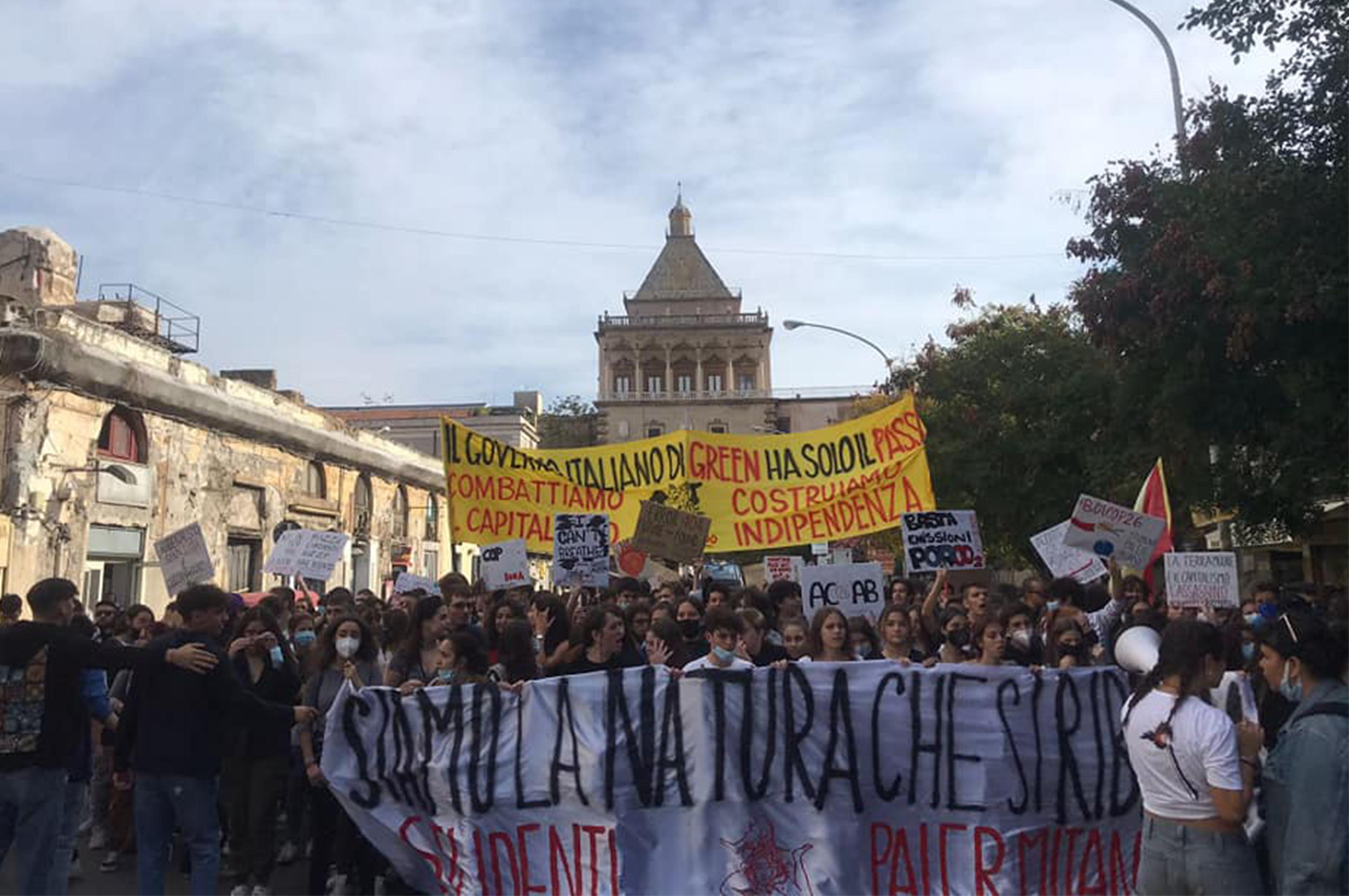 Palermo, in piazza per l’ambiente: «combattiamo il capitalismo, costruiamo indipendenza»