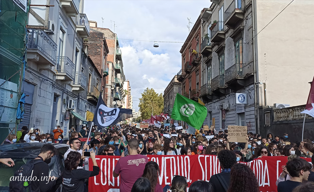 Scuole fatiscenti: studenti in piazza a Messina, Catania e Palermo