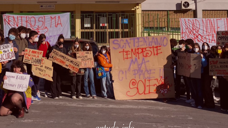 Rientro a scuola: nessuna risposta adeguata dalle Istituzioni. Scioperi e proteste a Catania e provincia