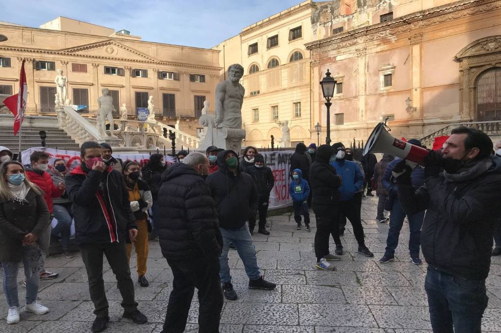 Stop sgomberi. Le famiglie tornano in piazza. Ottenuto l’incontro con il sindaco