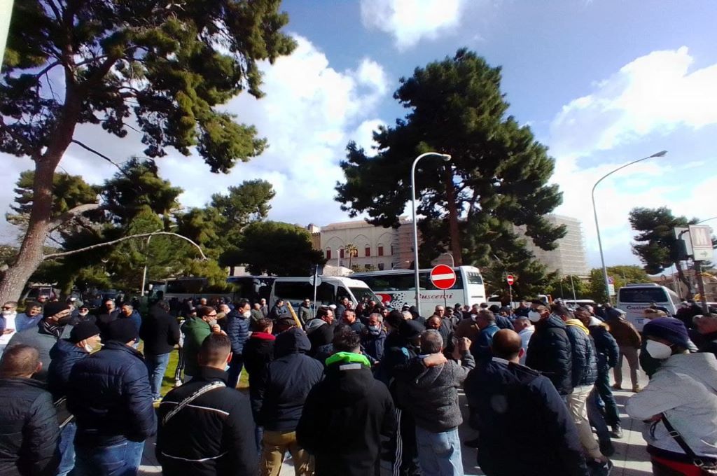 Autisti in piazza a Palermo contro il caro benzina