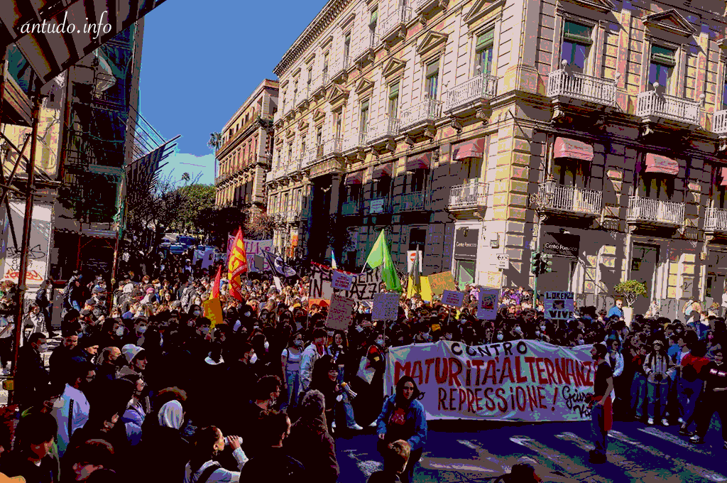 Basta alternanza scuola-lavoro. Anche oggi migliaia di studenti in piazza