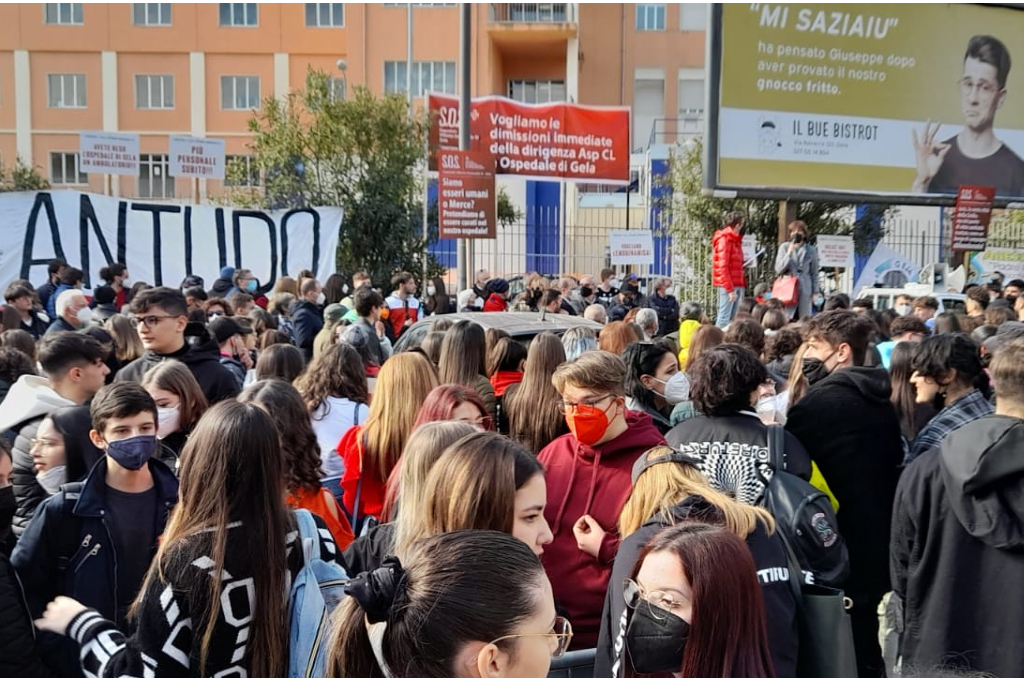 Gela: in centinaia in difesa dell’ospedale e del diritto alla salute