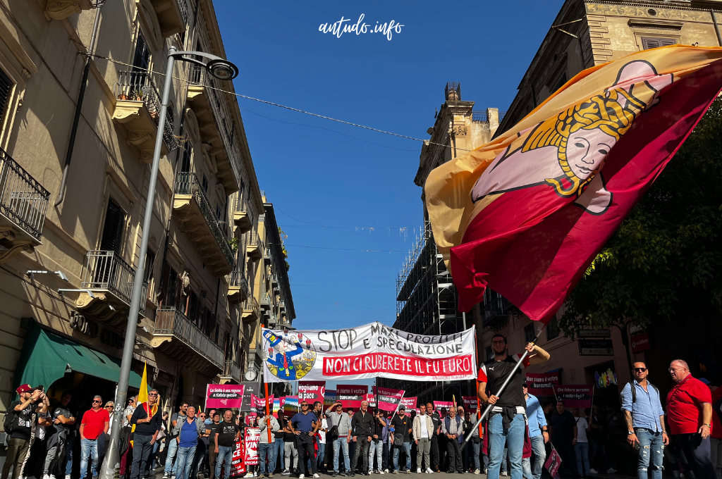 Palermo in piazza contro il carobollette. In migliaia in corteo verso Palazzo delle Aquile