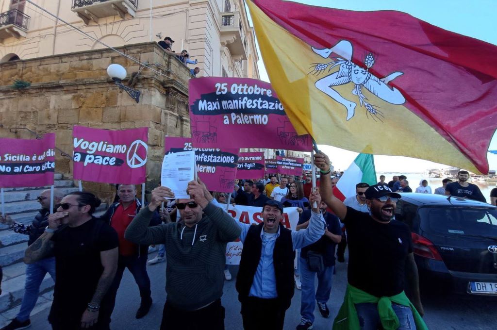 “Mazara si ferma”: migliaia in corteo. Bruciate le bollette a piazza Matteotti