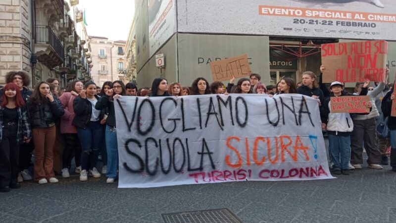 Catania: studenti in piazza per le condizioni fatiscenti del proprio istituto
