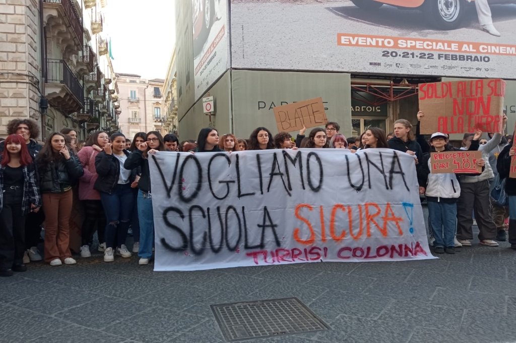 Catania: studenti in piazza per le condizioni fatiscenti del proprio istituto